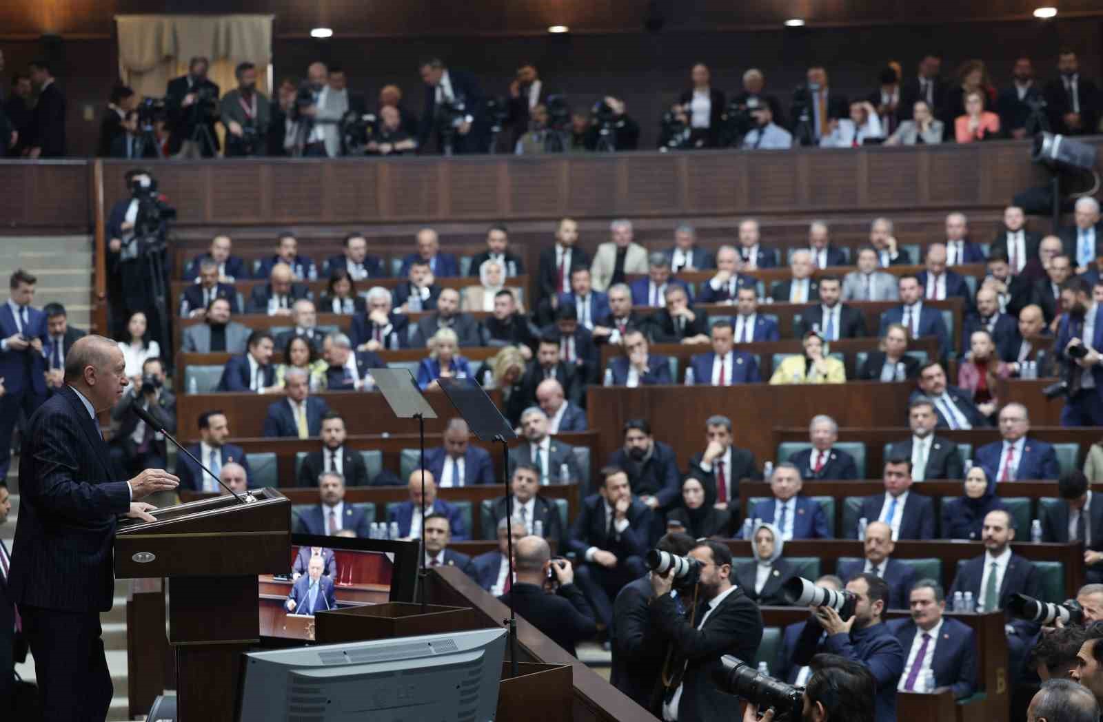 Cumhurbaşkanı Erdoğan: "Meydanlarda vaat yağmuruna tutup bugün başkent Ankara’ya su bile veremeyen beceriksizlerin insafına bu milleti bırakmayacağız" (1)

