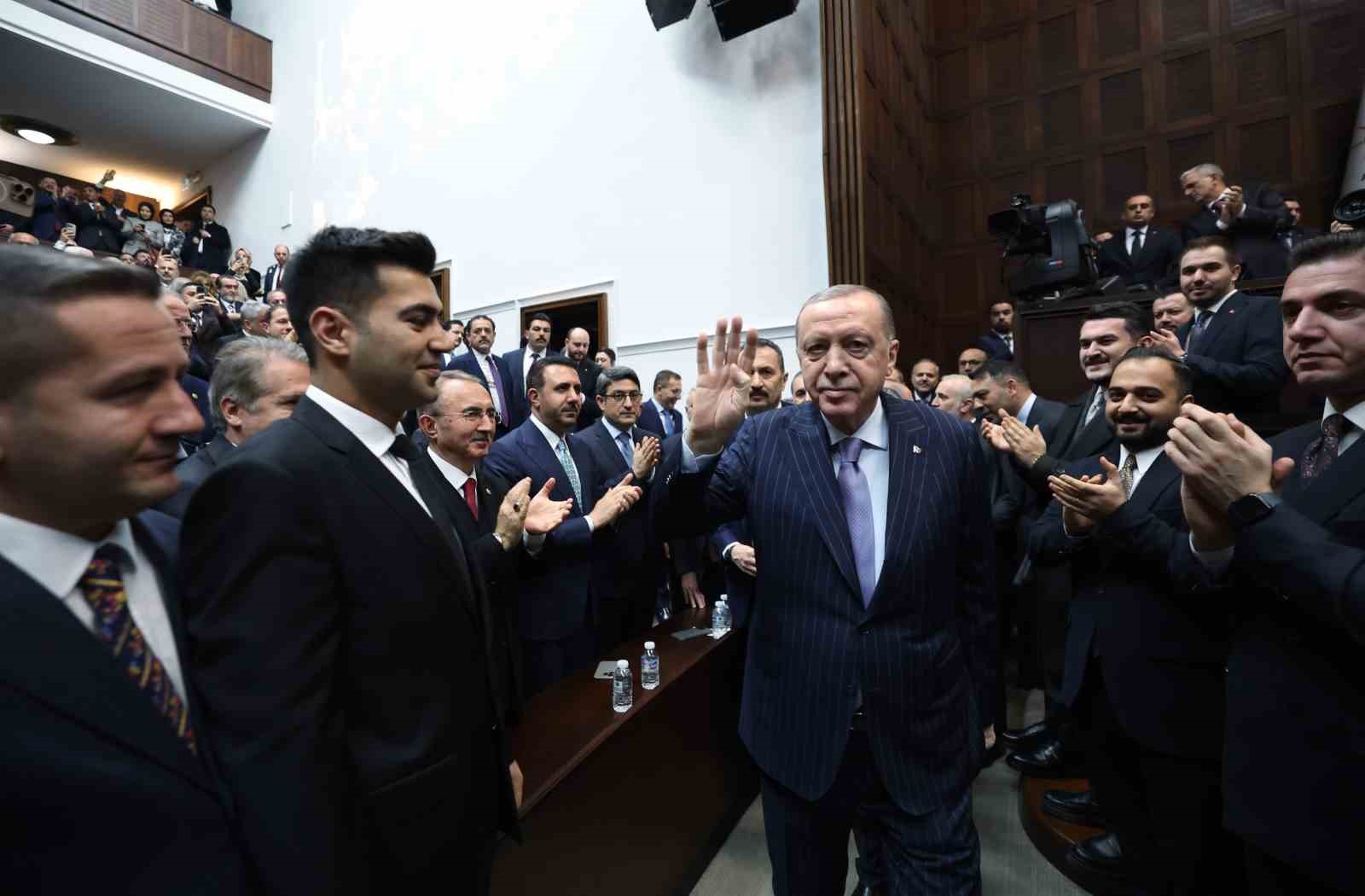 Cumhurbaşkanı Erdoğan: "Meydanlarda vaat yağmuruna tutup bugün başkent Ankara’ya su bile veremeyen beceriksizlerin insafına bu milleti bırakmayacağız" (1)
