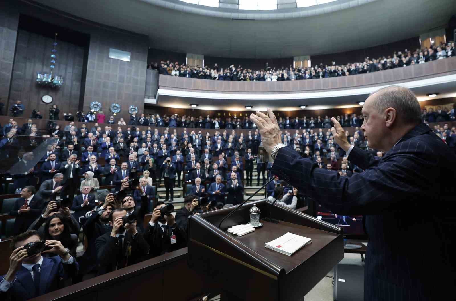 Cumhurbaşkanı Erdoğan: "Meydanlarda vaat yağmuruna tutup bugün başkent Ankara’ya su bile veremeyen beceriksizlerin insafına bu milleti bırakmayacağız" (1)

