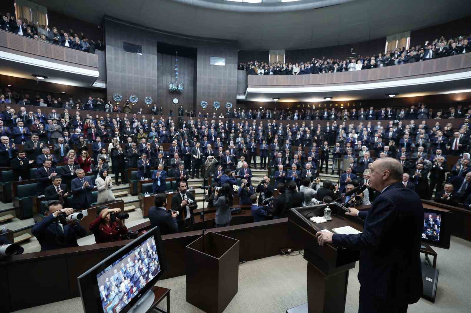 Cumhurbaşkanı Erdoğan: "Meydanlarda vaat yağmuruna tutup bugün başkent Ankara’ya su bile veremeyen beceriksizlerin insafına bu milleti bırakmayacağız" (1)
