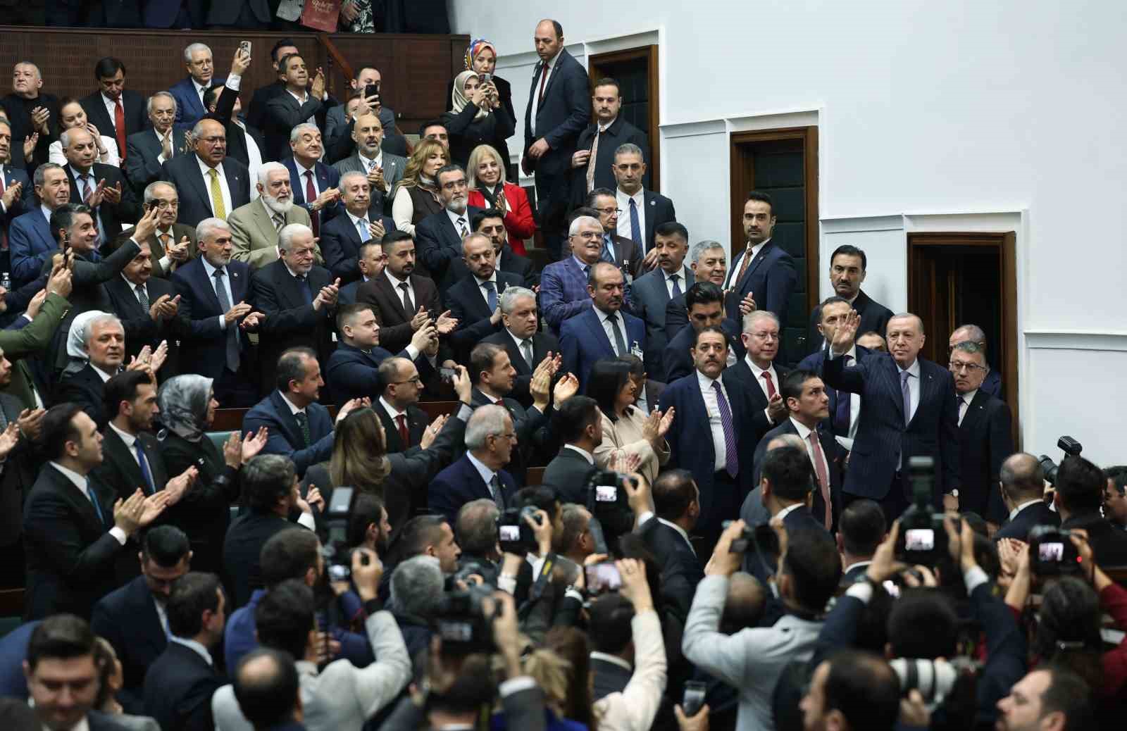 Cumhurbaşkanı Erdoğan: "Meydanlarda vaat yağmuruna tutup bugün başkent Ankara’ya su bile veremeyen beceriksizlerin insafına bu milleti bırakmayacağız" (1)
