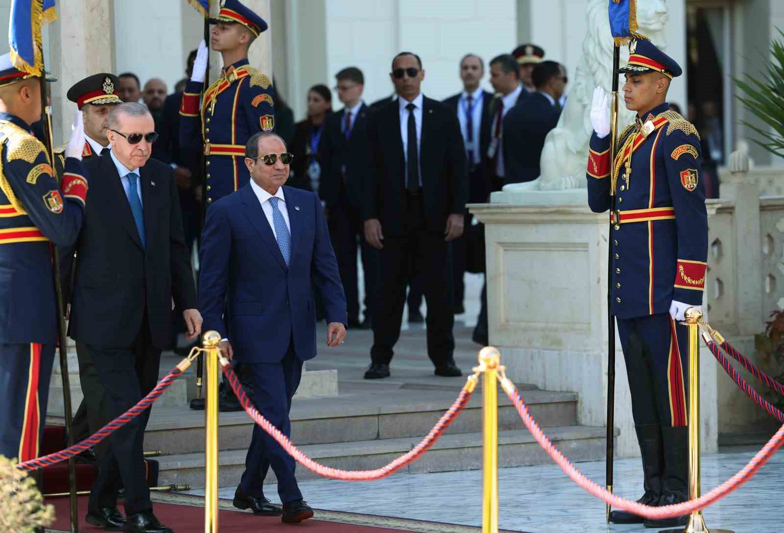 Cumhurbaşkanı Erdoğan, Mısır’da resmi törenle karşılandı
Cumhurbaşkanı Erdoğan, Mısır’da resmi törenle karşılandı