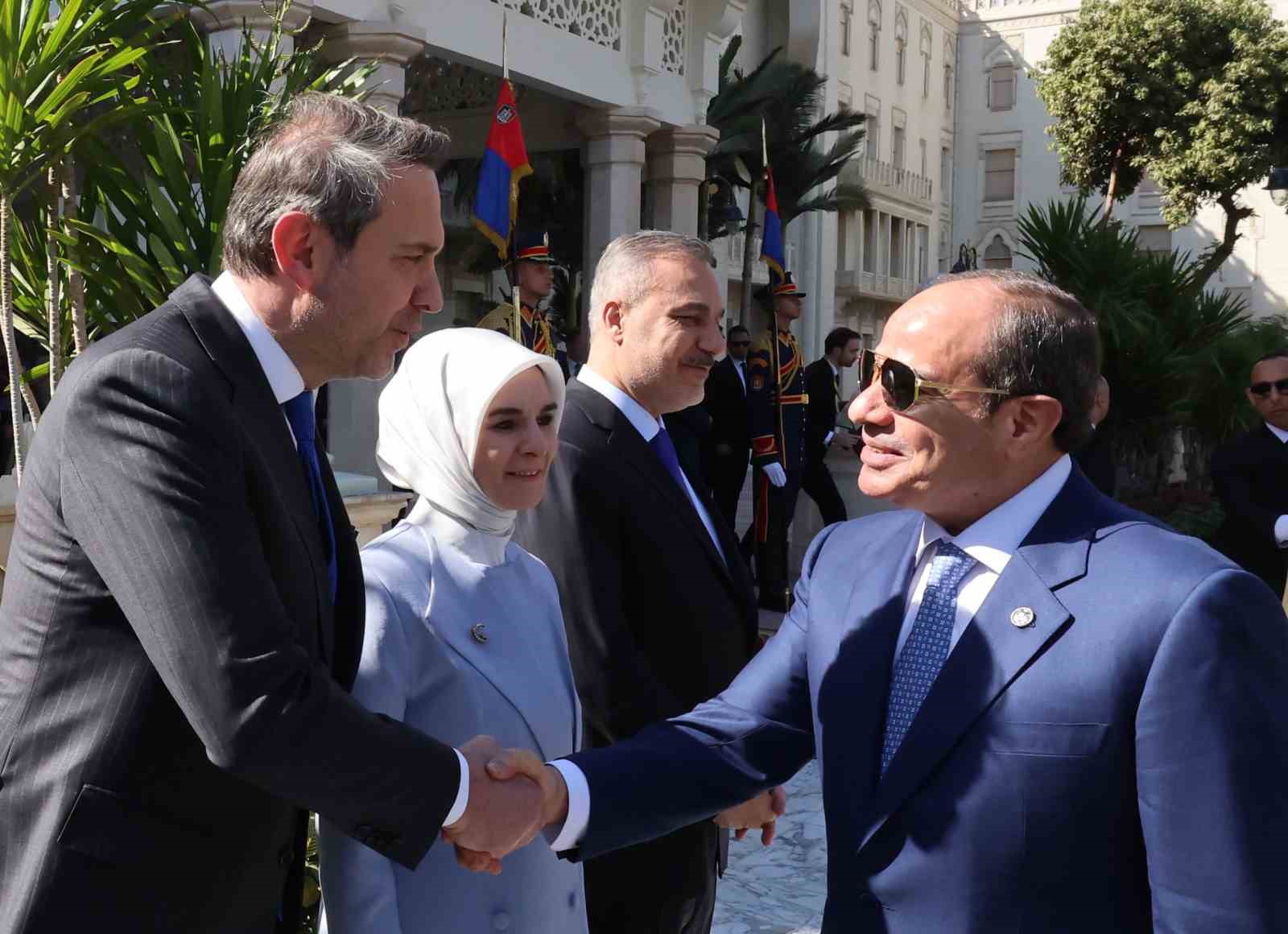 Cumhurbaşkanı Erdoğan, Mısır’da resmi törenle karşılandı
Cumhurbaşkanı Erdoğan, Mısır’da resmi törenle karşılandı