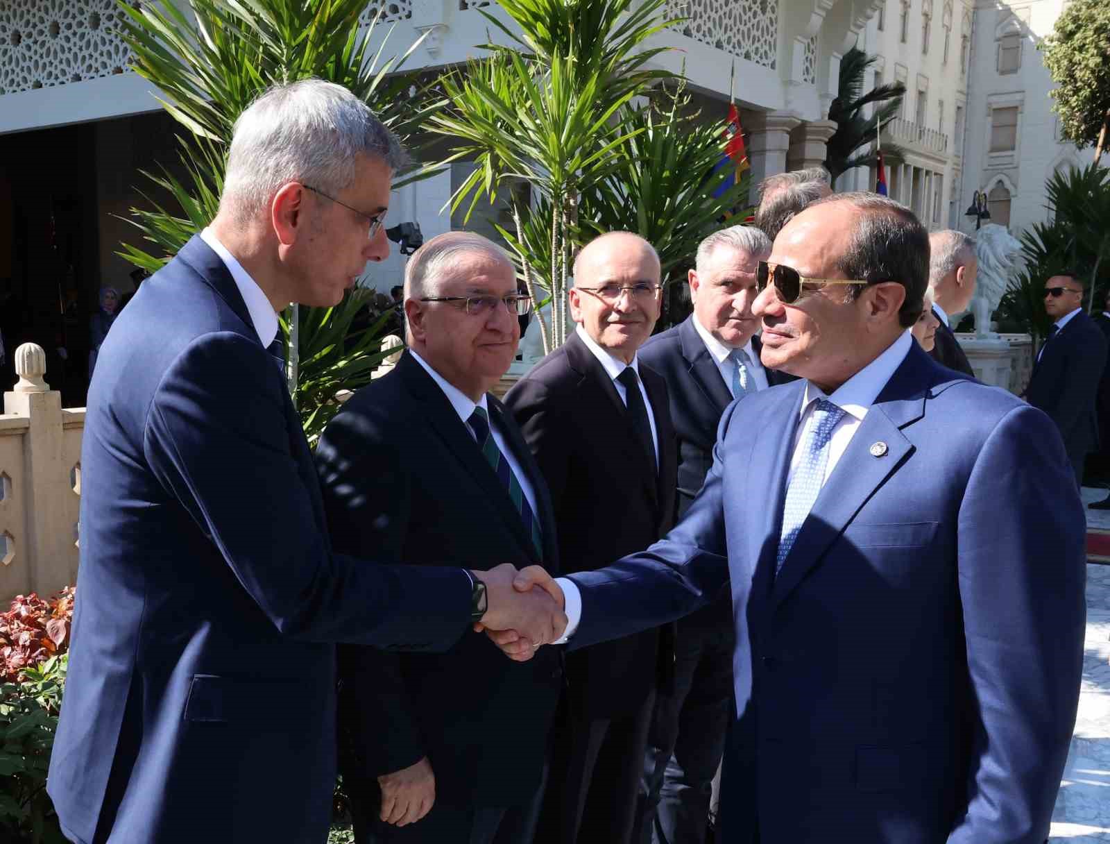 Cumhurbaşkanı Erdoğan, Mısır’da resmi törenle karşılandı
Cumhurbaşkanı Erdoğan, Mısır’da resmi törenle karşılandı