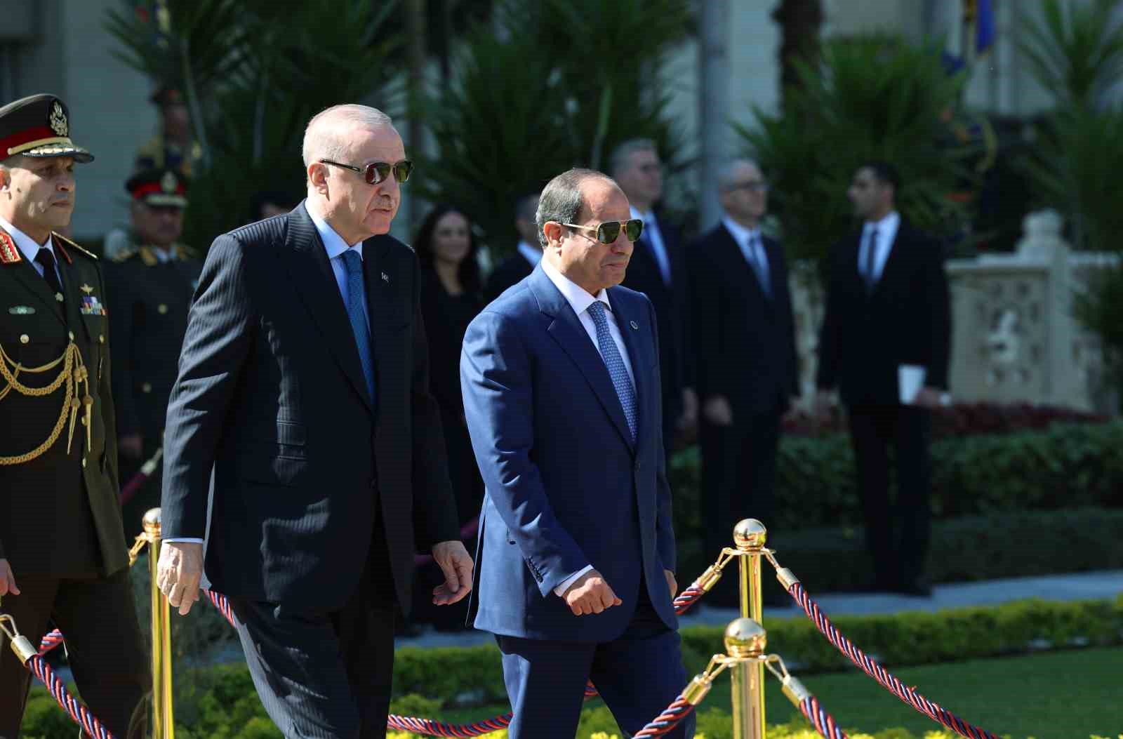 Cumhurbaşkanı Erdoğan, Mısır’da resmi törenle karşılandı
Cumhurbaşkanı Erdoğan, Mısır’da resmi törenle karşılandı