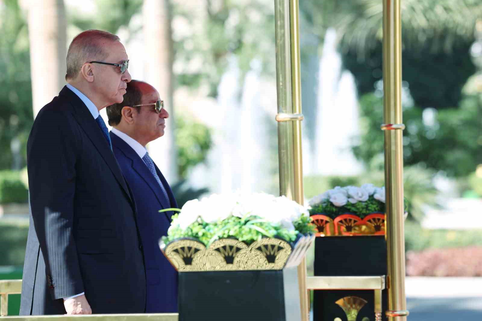 Cumhurbaşkanı Erdoğan, Mısır’da resmi törenle karşılandı
Cumhurbaşkanı Erdoğan, Mısır’da resmi törenle karşılandı