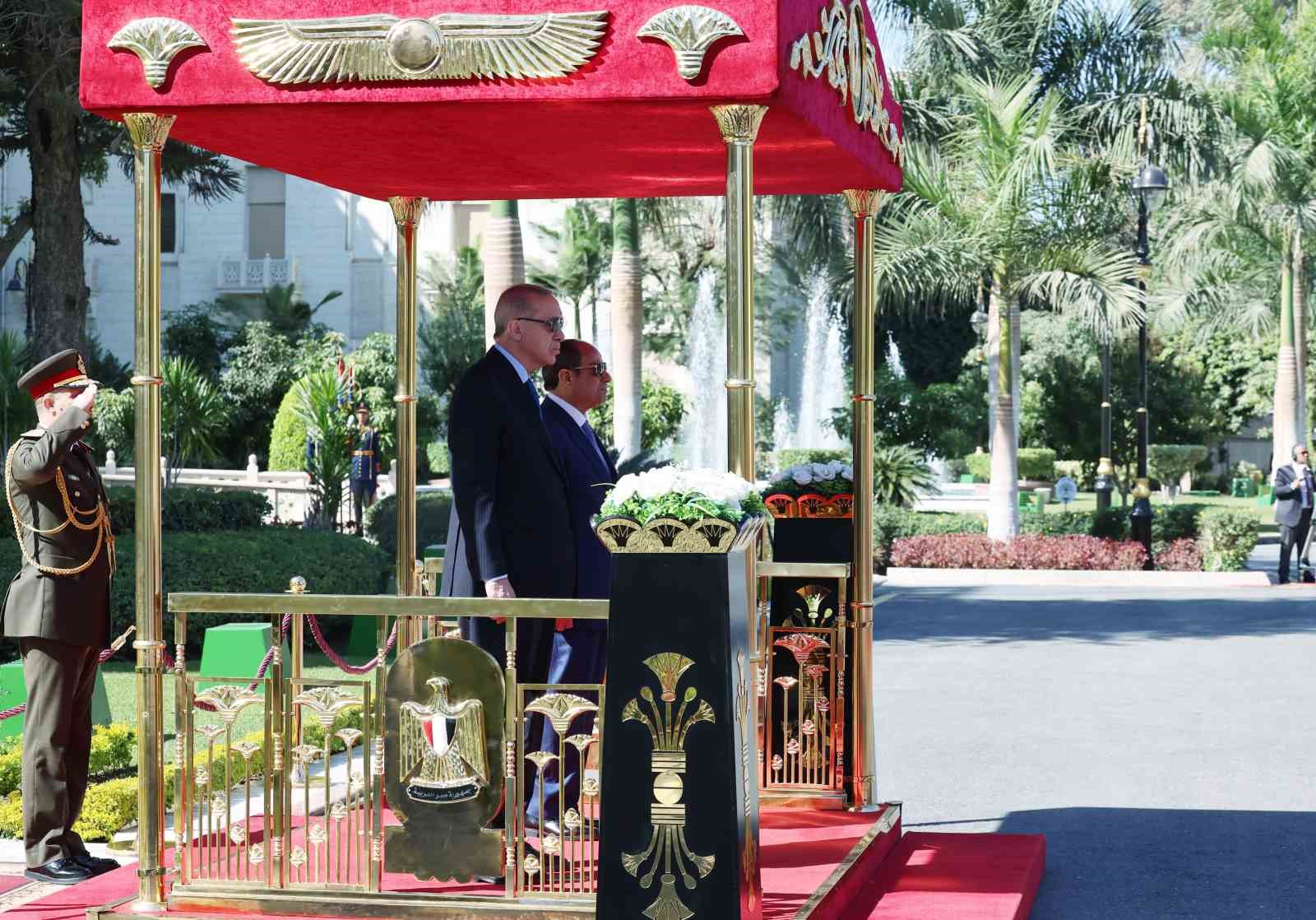 Cumhurbaşkanı Erdoğan, Mısır’da resmi törenle karşılandı
Cumhurbaşkanı Erdoğan, Mısır’da resmi törenle karşılandı