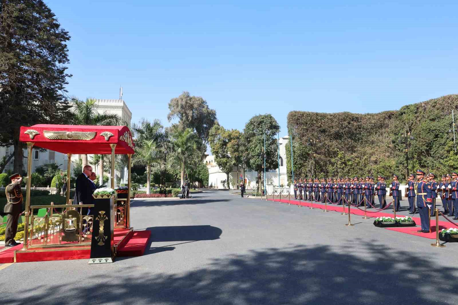 Cumhurbaşkanı Erdoğan, Mısır’da resmi törenle karşılandı
Cumhurbaşkanı Erdoğan, Mısır’da resmi törenle karşılandı