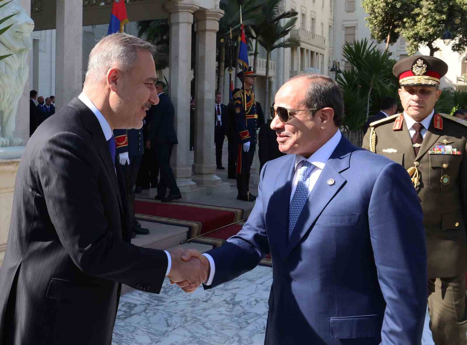 Cumhurbaşkanı Erdoğan, Mısır’da resmi törenle karşılandı
Cumhurbaşkanı Erdoğan, Mısır’da resmi törenle karşılandı