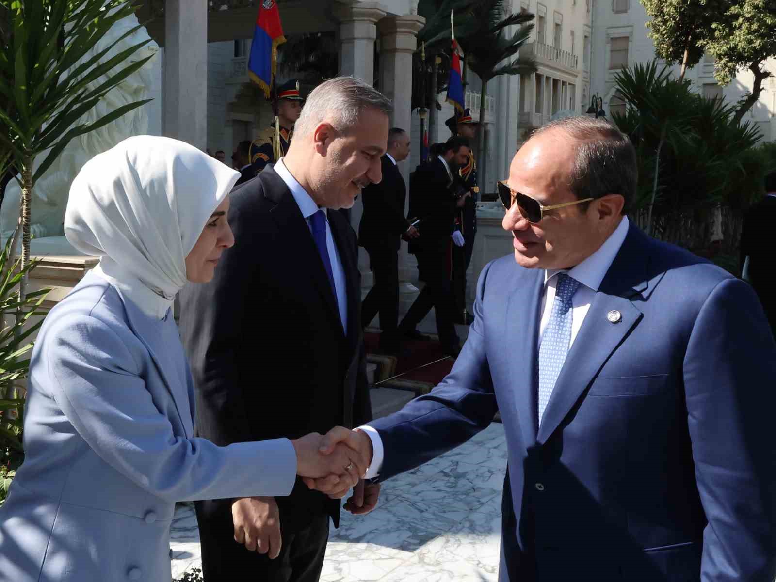 Cumhurbaşkanı Erdoğan, Mısır’da resmi törenle karşılandı
Cumhurbaşkanı Erdoğan, Mısır’da resmi törenle karşılandı