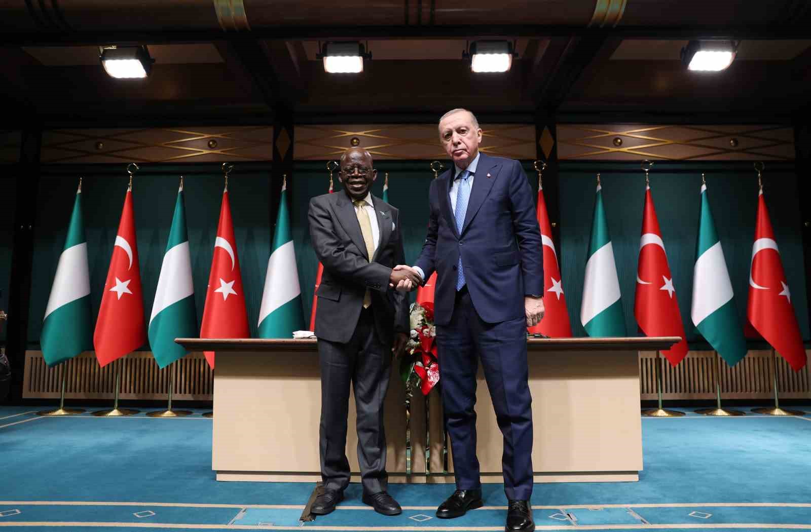 Cumhurbaşkanı Erdoğan: "Nijerya Cumhurbaşkanı Tinubu ile 5 milyar dolar ticaret hacmi hedefimize bağlılığımızı teyit ettik"
Cumhurbaşkanı Erdoğan: "Nijerya Cumhurbaşkanı Tinubu ile 5 milyar dolar ticaret hacmi hedefimize bağlılığımızı teyit ettik"