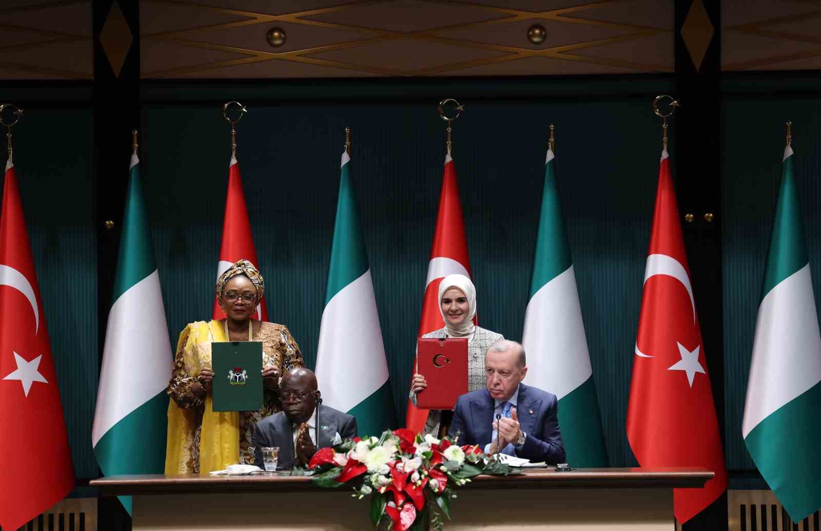 Cumhurbaşkanı Erdoğan: "Nijerya Cumhurbaşkanı Tinubu ile 5 milyar dolar ticaret hacmi hedefimize bağlılığımızı teyit ettik"
Cumhurbaşkanı Erdoğan: "Nijerya Cumhurbaşkanı Tinubu ile 5 milyar dolar ticaret hacmi hedefimize bağlılığımızı teyit ettik"