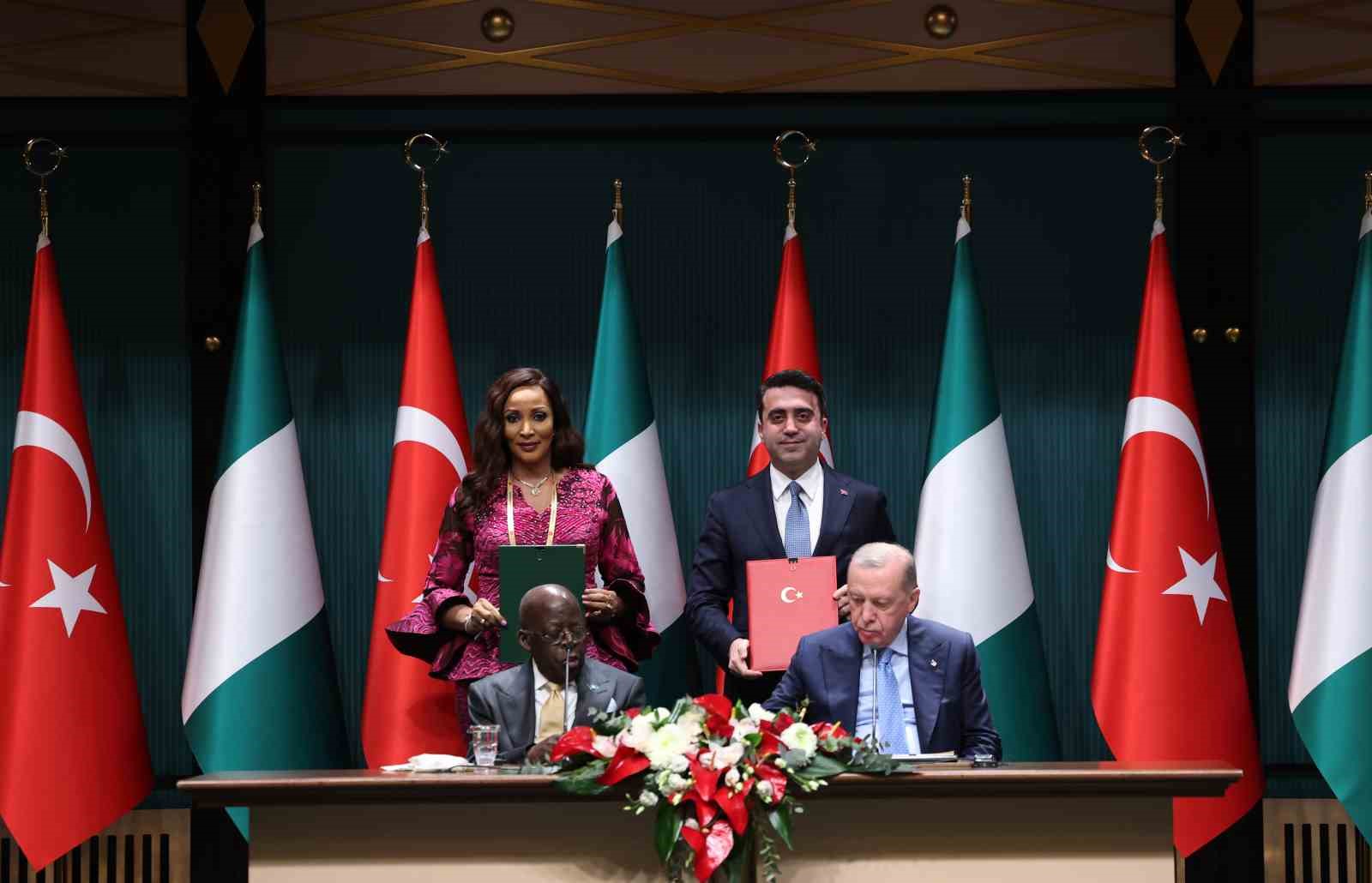 Cumhurbaşkanı Erdoğan: "Nijerya Cumhurbaşkanı Tinubu ile 5 milyar dolar ticaret hacmi hedefimize bağlılığımızı teyit ettik"
Cumhurbaşkanı Erdoğan: "Nijerya Cumhurbaşkanı Tinubu ile 5 milyar dolar ticaret hacmi hedefimize bağlılığımızı teyit ettik"