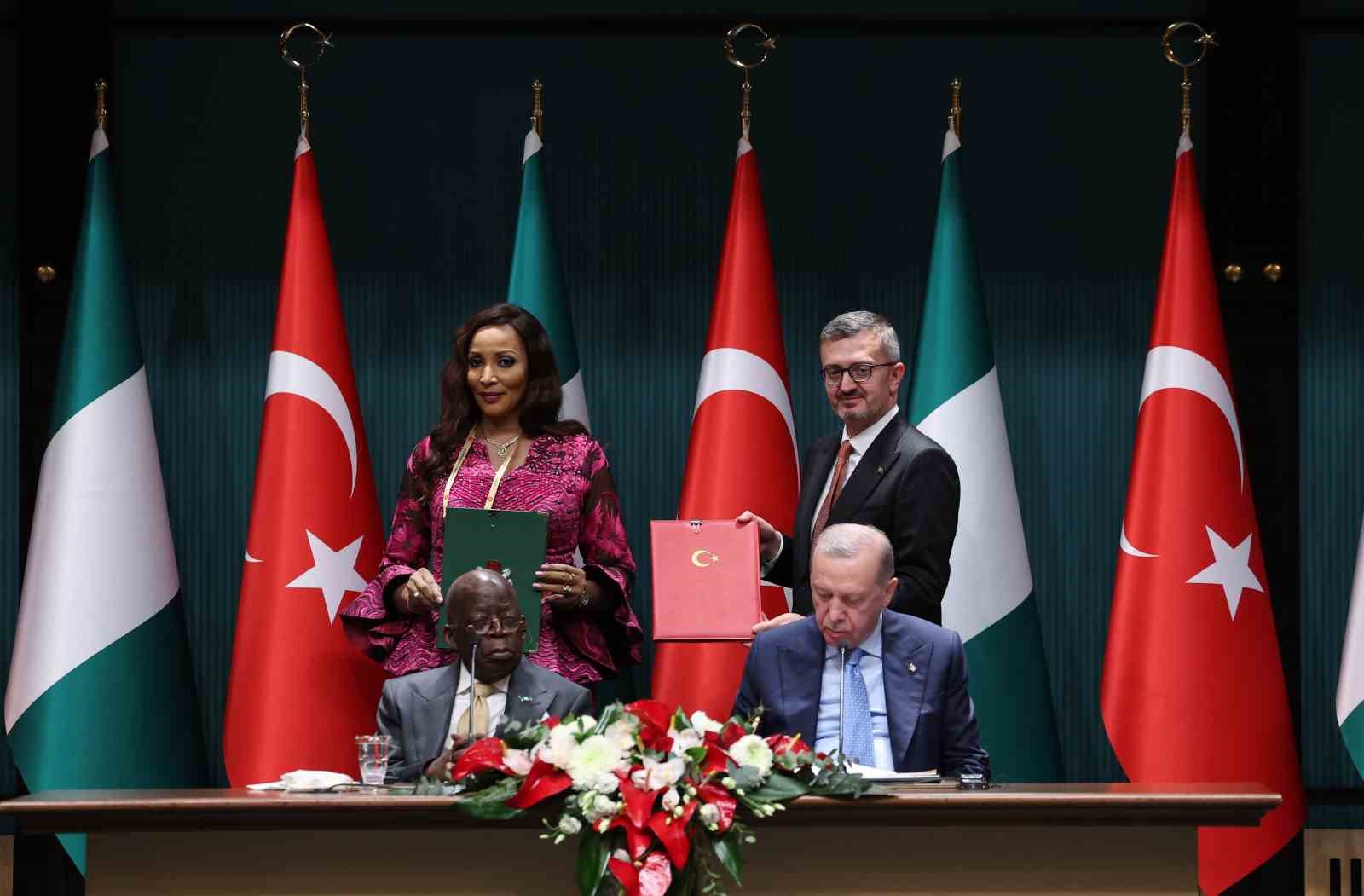 Cumhurbaşkanı Erdoğan: "Nijerya Cumhurbaşkanı Tinubu ile 5 milyar dolar ticaret hacmi hedefimize bağlılığımızı teyit ettik"
Cumhurbaşkanı Erdoğan: "Nijerya Cumhurbaşkanı Tinubu ile 5 milyar dolar ticaret hacmi hedefimize bağlılığımızı teyit ettik"