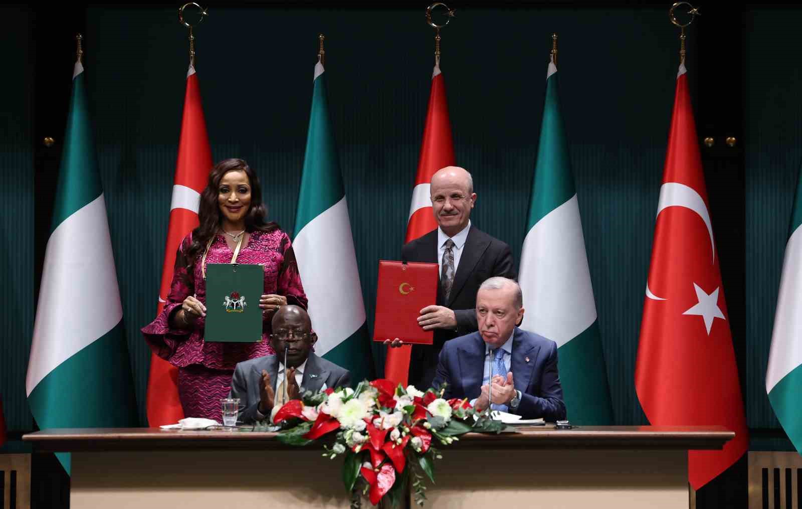 Cumhurbaşkanı Erdoğan: "Nijerya Cumhurbaşkanı Tinubu ile 5 milyar dolar ticaret hacmi hedefimize bağlılığımızı teyit ettik"
Cumhurbaşkanı Erdoğan: "Nijerya Cumhurbaşkanı Tinubu ile 5 milyar dolar ticaret hacmi hedefimize bağlılığımızı teyit ettik"