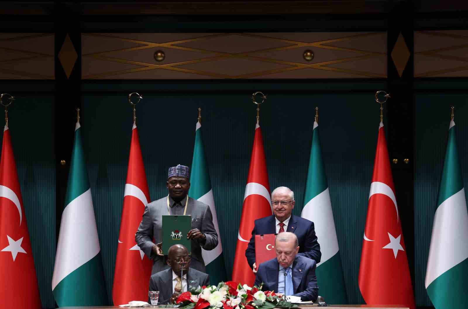 Cumhurbaşkanı Erdoğan: "Nijerya Cumhurbaşkanı Tinubu ile 5 milyar dolar ticaret hacmi hedefimize bağlılığımızı teyit ettik"
Cumhurbaşkanı Erdoğan: "Nijerya Cumhurbaşkanı Tinubu ile 5 milyar dolar ticaret hacmi hedefimize bağlılığımızı teyit ettik"