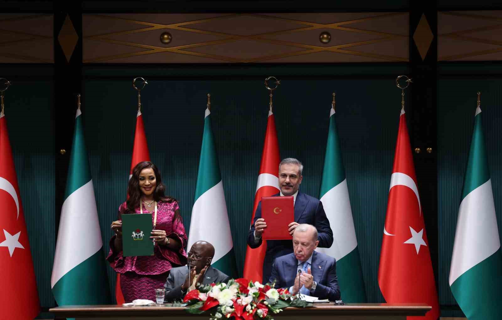 Cumhurbaşkanı Erdoğan: "Nijerya Cumhurbaşkanı Tinubu ile 5 milyar dolar ticaret hacmi hedefimize bağlılığımızı teyit ettik"
Cumhurbaşkanı Erdoğan: "Nijerya Cumhurbaşkanı Tinubu ile 5 milyar dolar ticaret hacmi hedefimize bağlılığımızı teyit ettik"