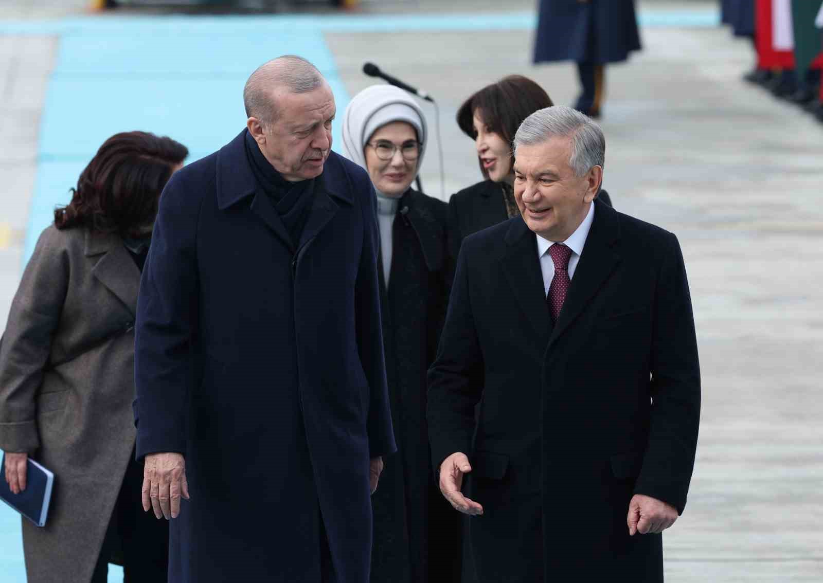 Cumhurbaşkanı Erdoğan, Özbekistan Cumhurbaşkanı Mirziyoyev’i havalimanında karşıladı
