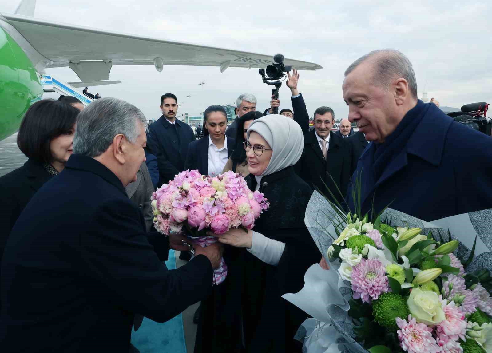 Cumhurbaşkanı Erdoğan, Özbekistan Cumhurbaşkanı Mirziyoyev’i törenle karşıladı
Cumhurbaşkanı Erdoğan, Özbekistan Cumhurbaşkanı Mirziyoyev’i törenle karşıladı