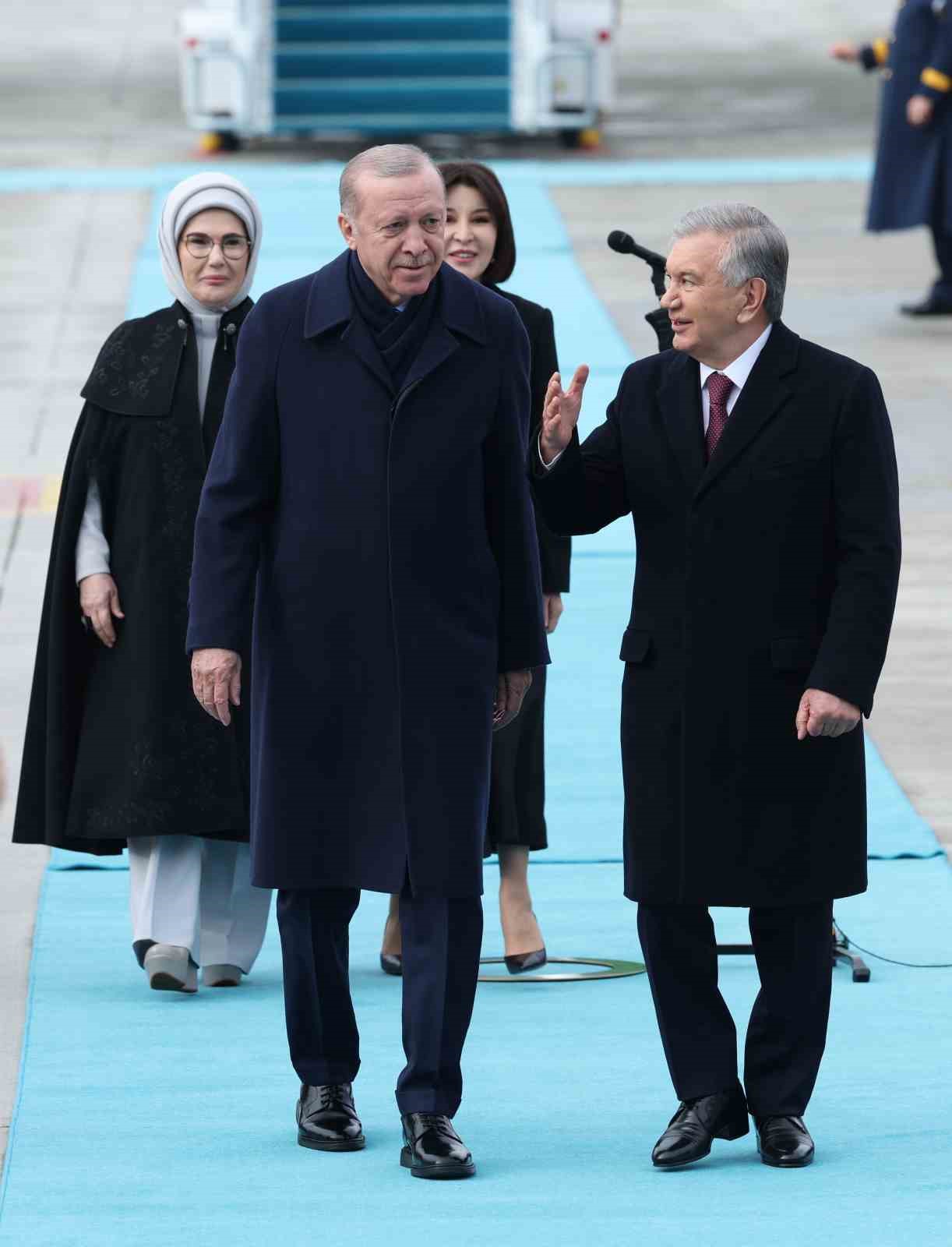 Cumhurbaşkanı Erdoğan, Özbekistan Cumhurbaşkanı Mirziyoyev’i törenle karşıladı
Cumhurbaşkanı Erdoğan, Özbekistan Cumhurbaşkanı Mirziyoyev’i törenle karşıladı