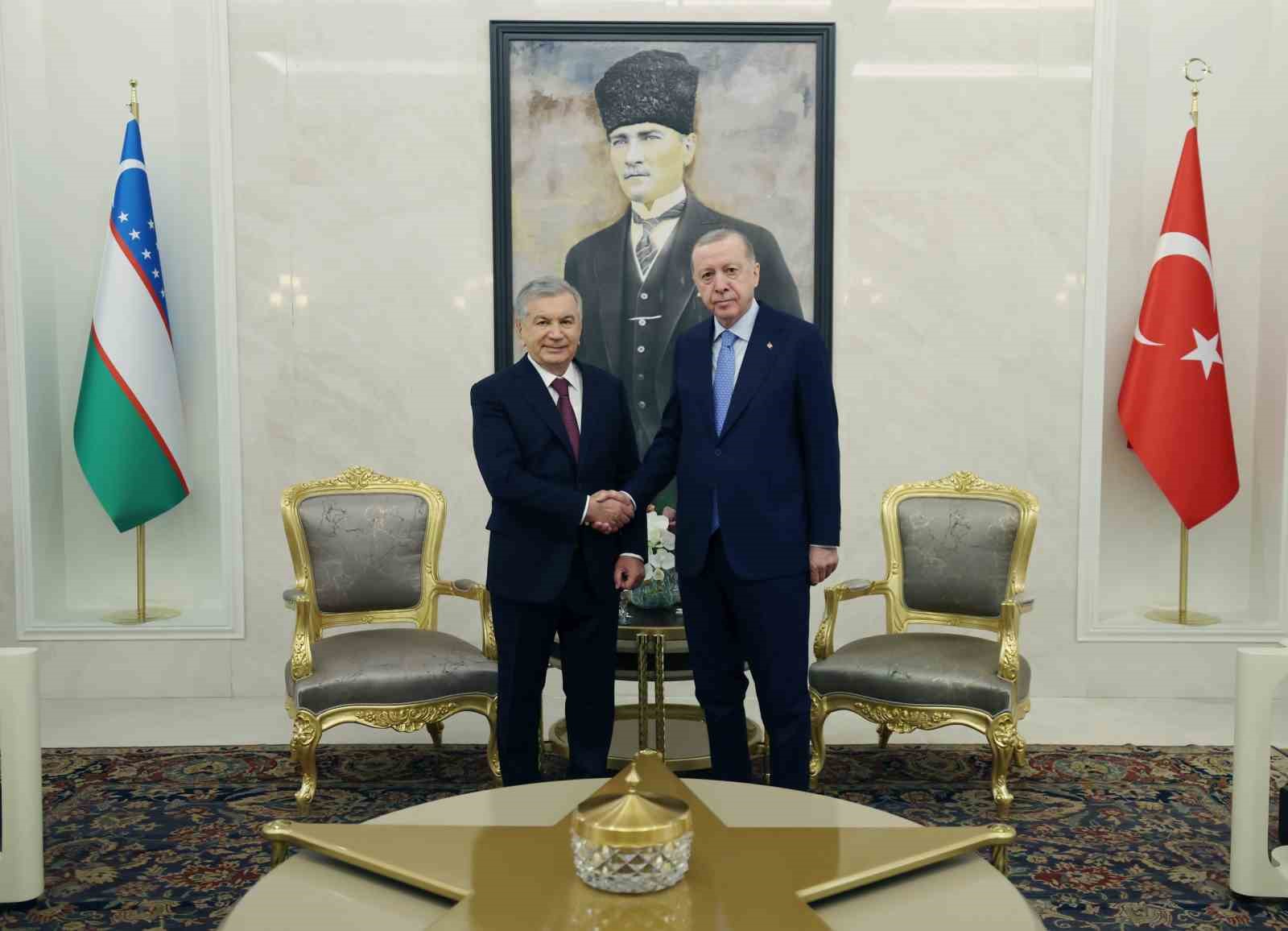 Cumhurbaşkanı Erdoğan, Özbekistan Cumhurbaşkanı Mirziyoyev’i törenle karşıladı
Cumhurbaşkanı Erdoğan, Özbekistan Cumhurbaşkanı Mirziyoyev’i törenle karşıladı