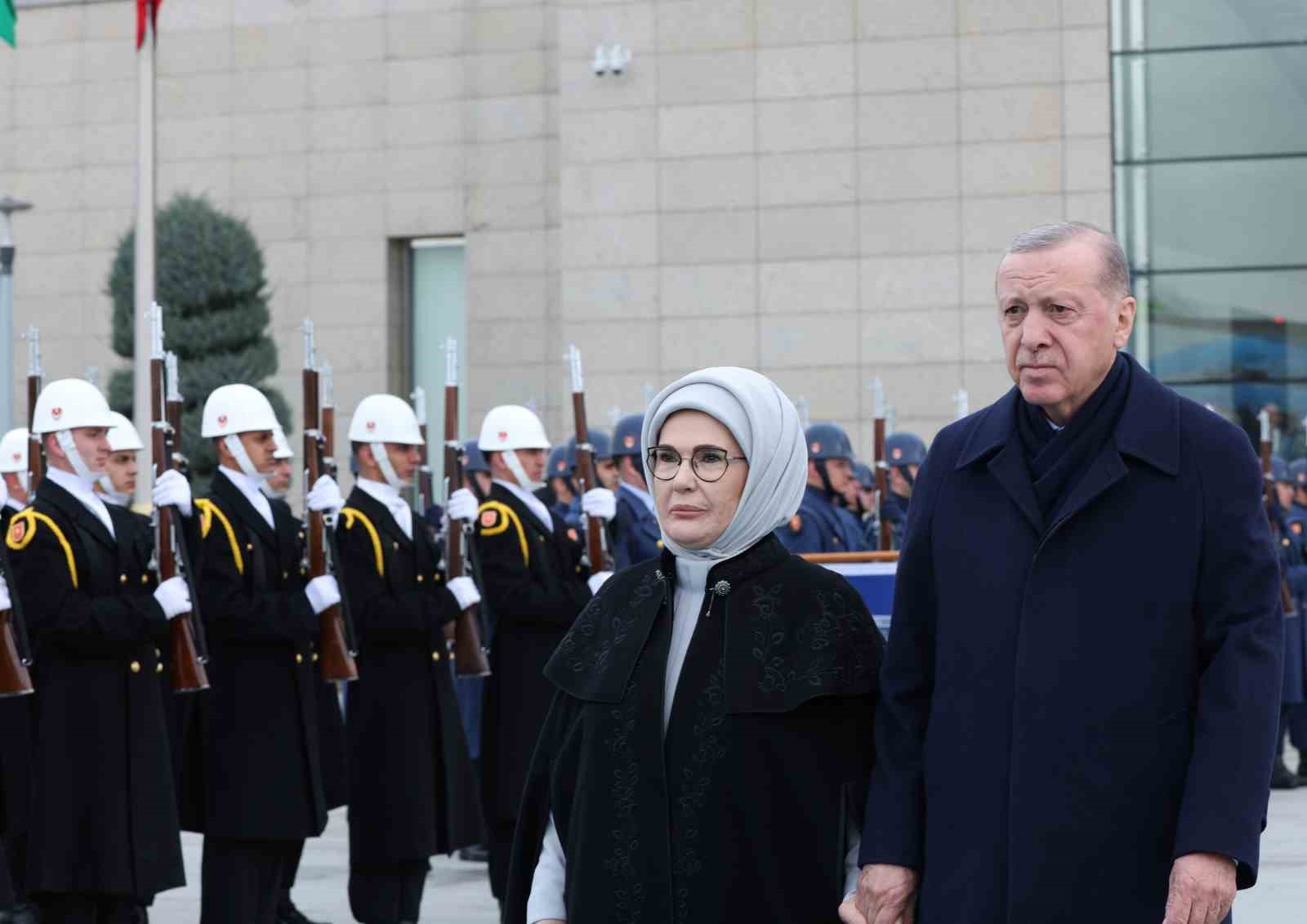 Cumhurbaşkanı Erdoğan, Özbekistan Cumhurbaşkanı Mirziyoyev’i törenle karşıladı
Cumhurbaşkanı Erdoğan, Özbekistan Cumhurbaşkanı Mirziyoyev’i törenle karşıladı