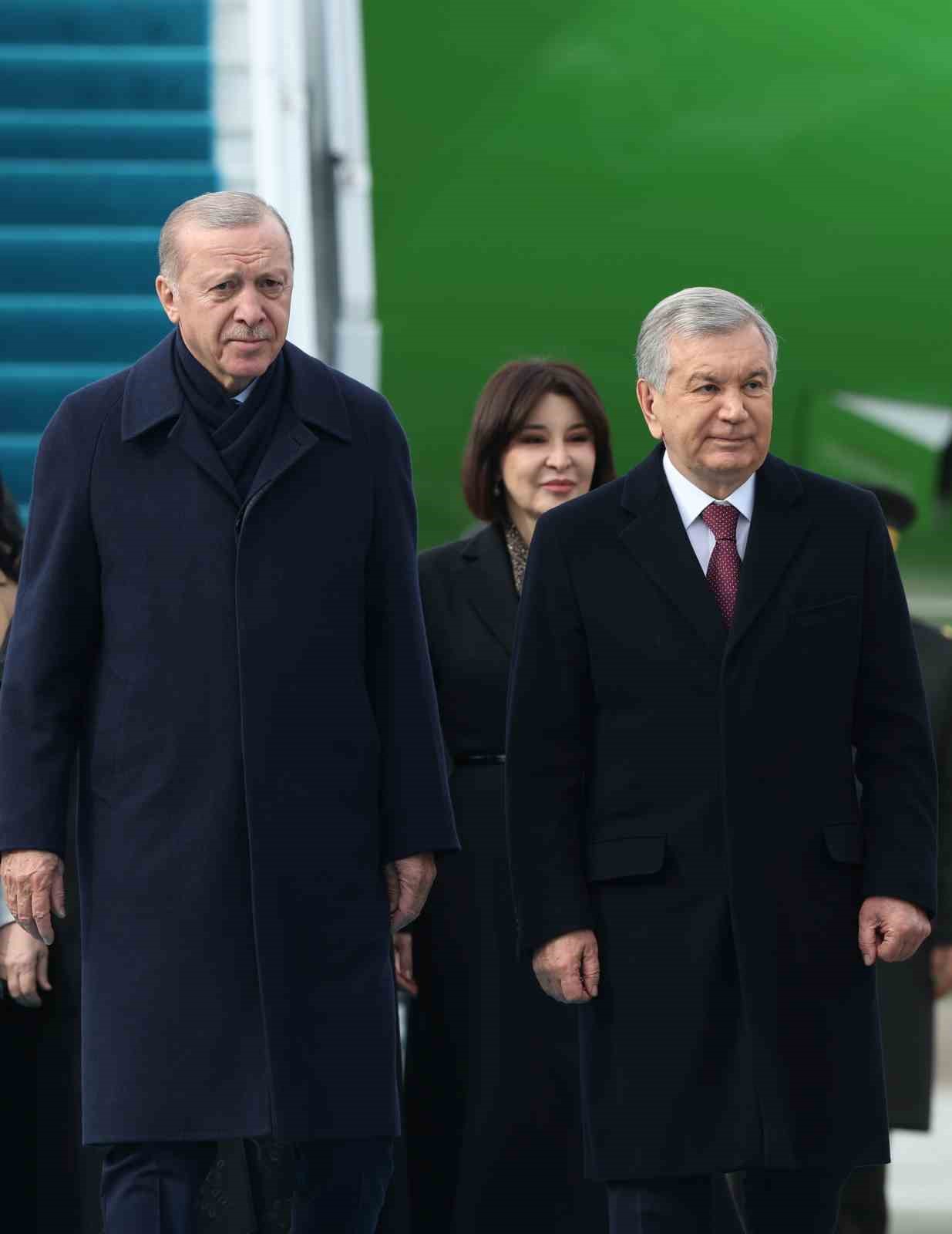 Cumhurbaşkanı Erdoğan, Özbekistan Cumhurbaşkanı Mirziyoyev’i törenle karşıladı
Cumhurbaşkanı Erdoğan, Özbekistan Cumhurbaşkanı Mirziyoyev’i törenle karşıladı