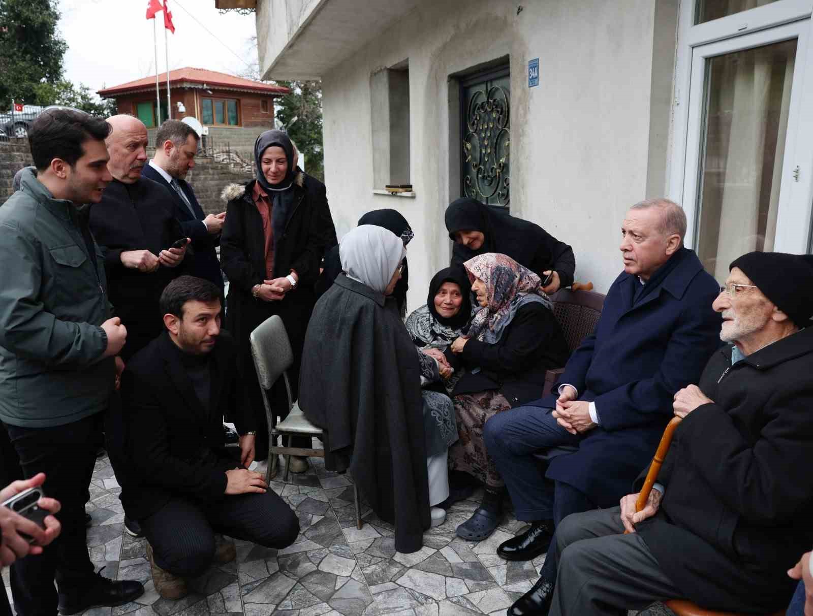 Cumhurbaşkanı Erdoğan, Rize’de komşularıyla bayramlaştı
