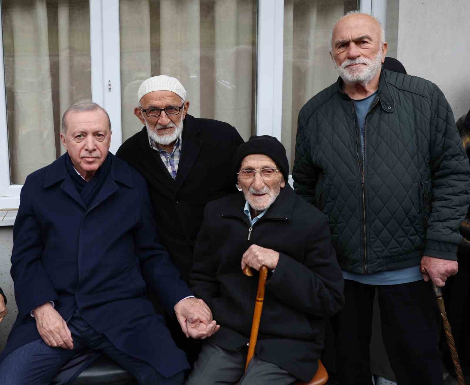 Cumhurbaşkanı Erdoğan, Rize’de komşularıyla bayramlaştı
