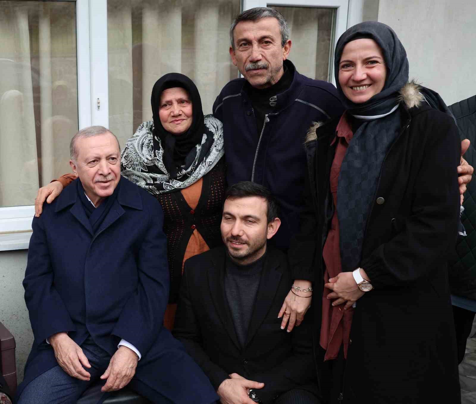 Cumhurbaşkanı Erdoğan, Rize’de komşularıyla bayramlaştı
