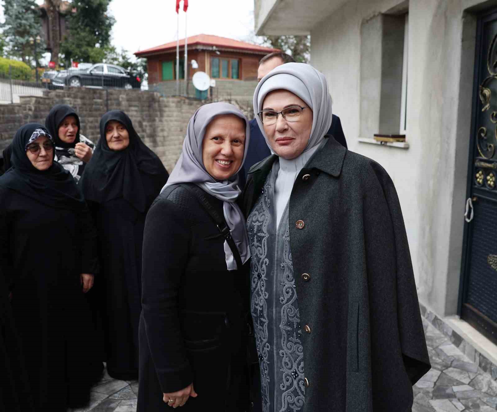 Cumhurbaşkanı Erdoğan, Rize’de komşularıyla bayramlaştı
