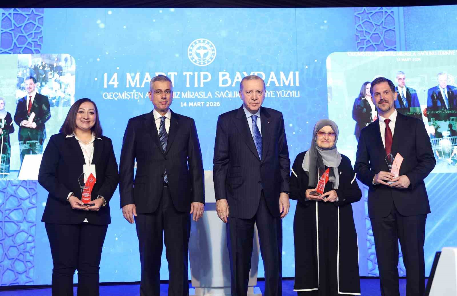 Cumhurbaşkanı Erdoğan: "Sağlık sistemimiz bugün, hiç olmadığı kadar güçlüdür, dayanıklıdır"
Cumhurbaşkanı Erdoğan: "Sağlık sistemimiz bugün, hiç olmadığı kadar güçlüdür, dayanıklıdır"