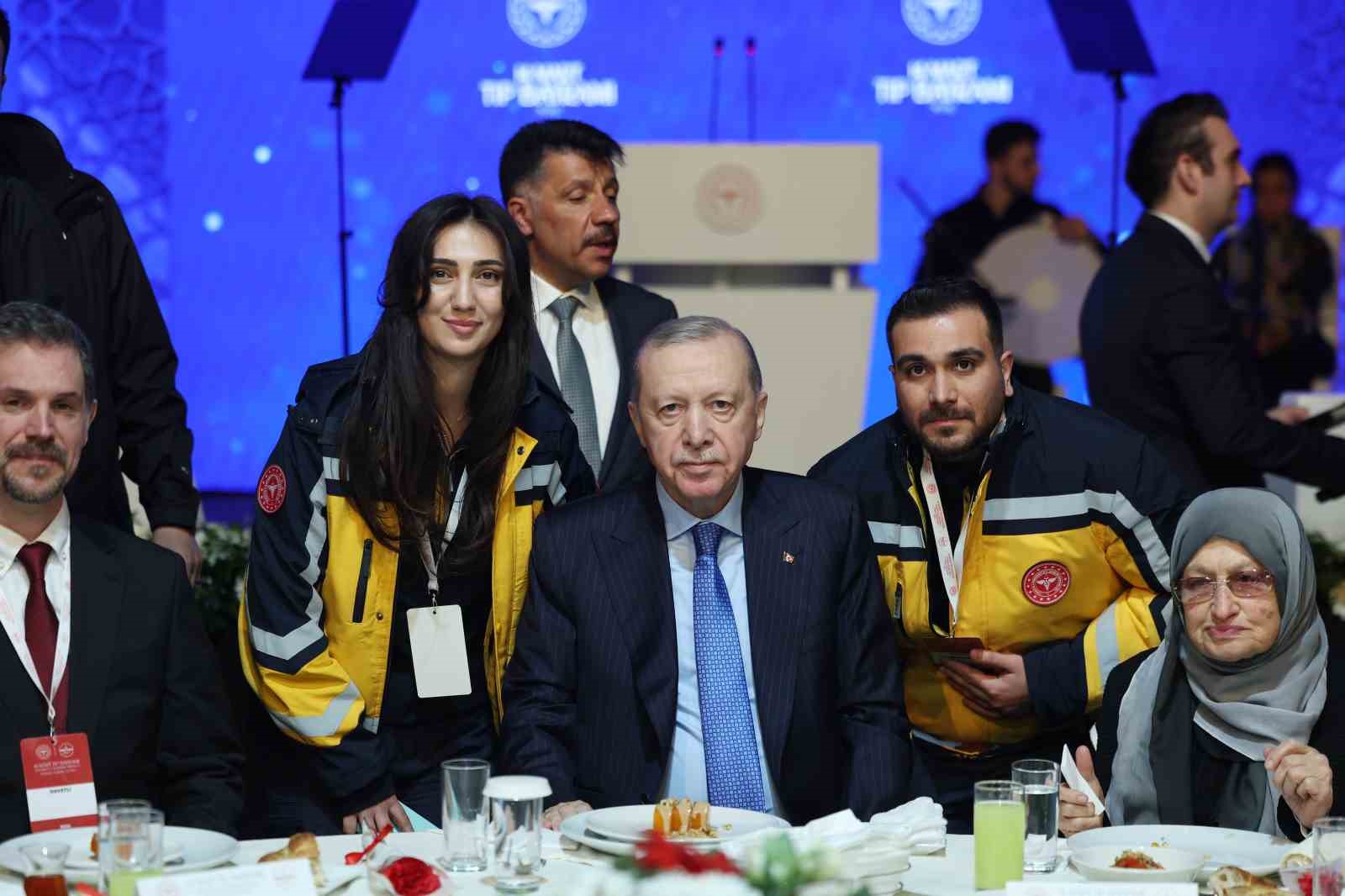 Cumhurbaşkanı Erdoğan: "Sağlık sistemimiz bugün, hiç olmadığı kadar güçlüdür, dayanıklıdır"
Cumhurbaşkanı Erdoğan: "Sağlık sistemimiz bugün, hiç olmadığı kadar güçlüdür, dayanıklıdır"