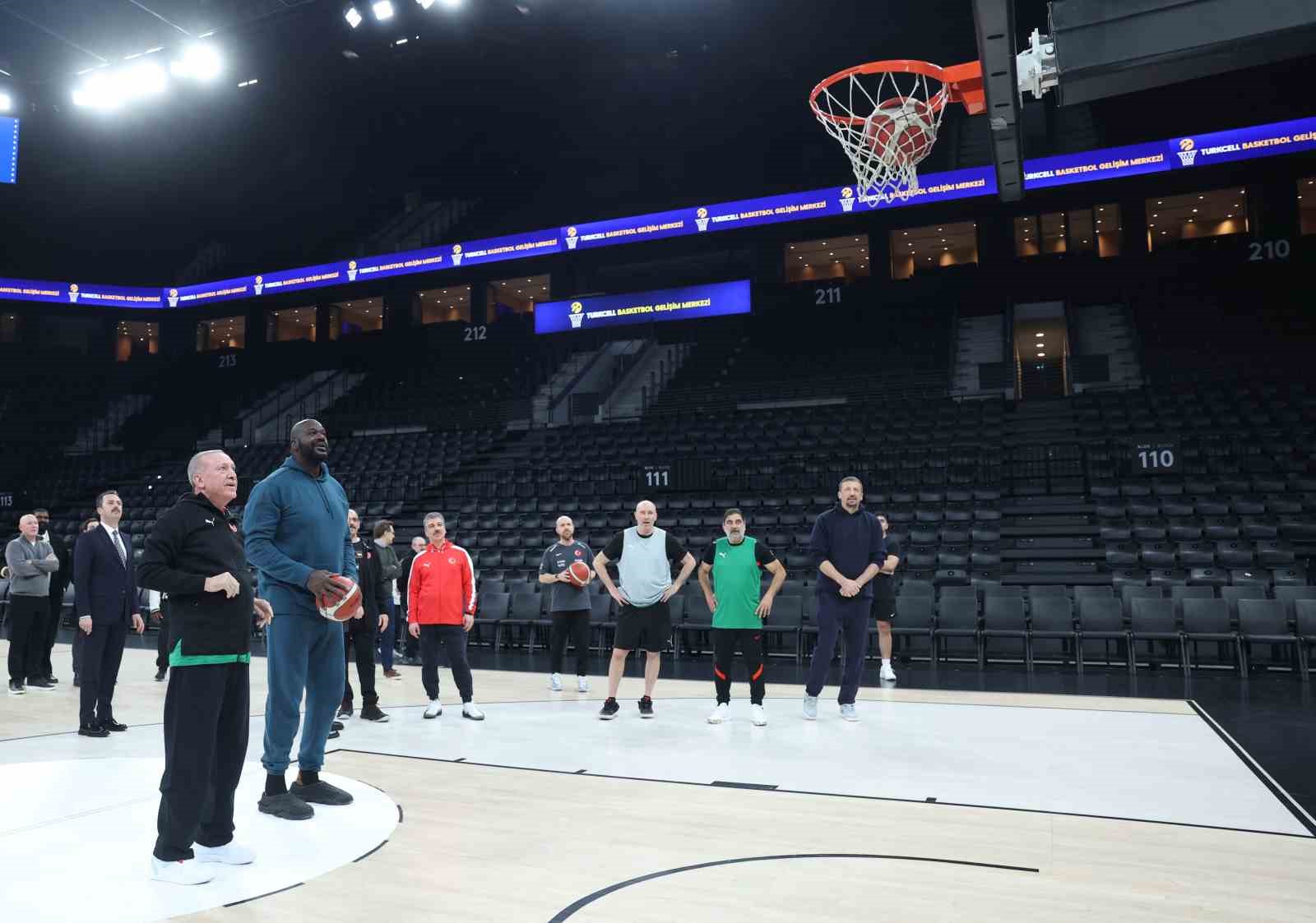 Cumhurbaşkanı Erdoğan, Shaquille O’Neal ile basketbol oynadı
