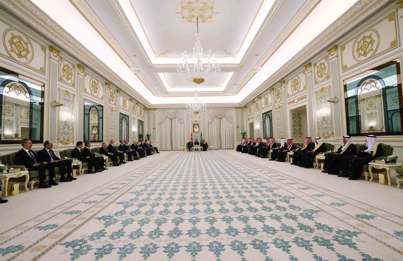 Cumhurbaşkanı Erdoğan, Suudi Arabistan Veliaht Prensi Selman ile bir araya geldi
