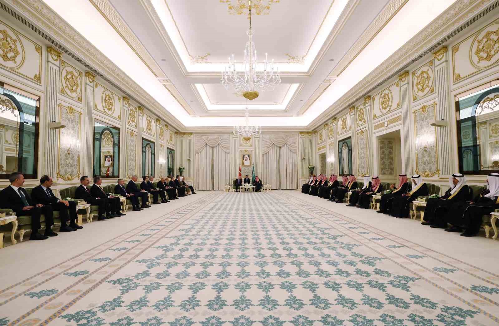 Cumhurbaşkanı Erdoğan, Suudi Arabistan Veliaht Prensi Selman ile bir araya geldi
