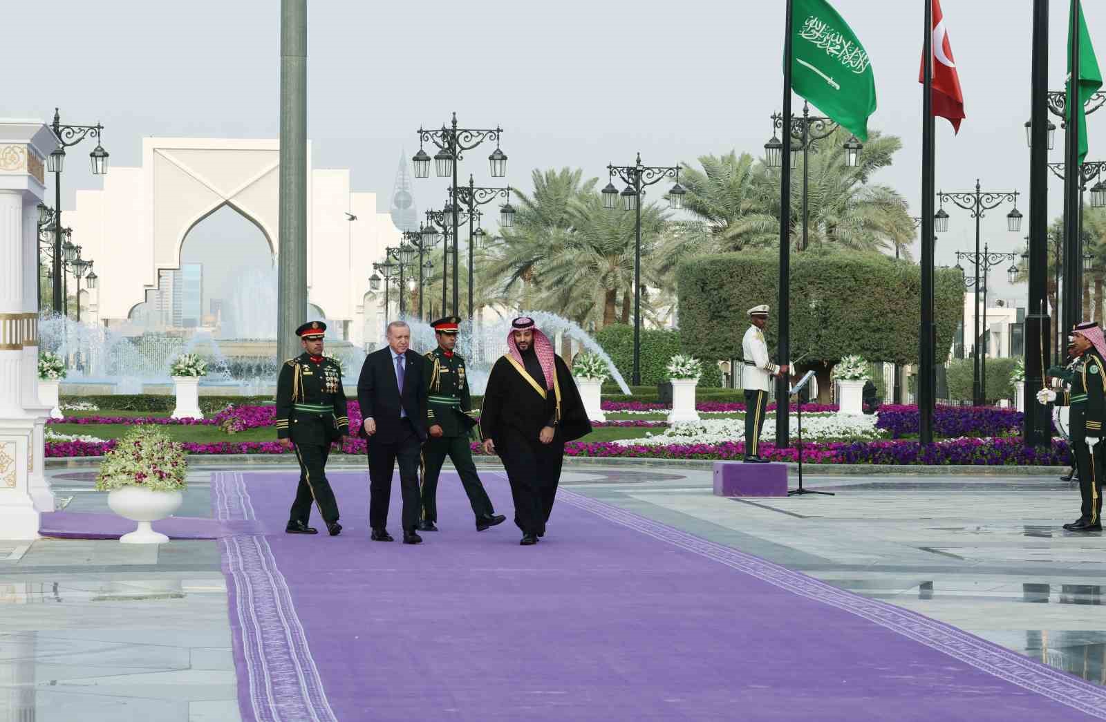 Cumhurbaşkanı Erdoğan, Suudi Arabistan’da resmi törenle karşılandı
