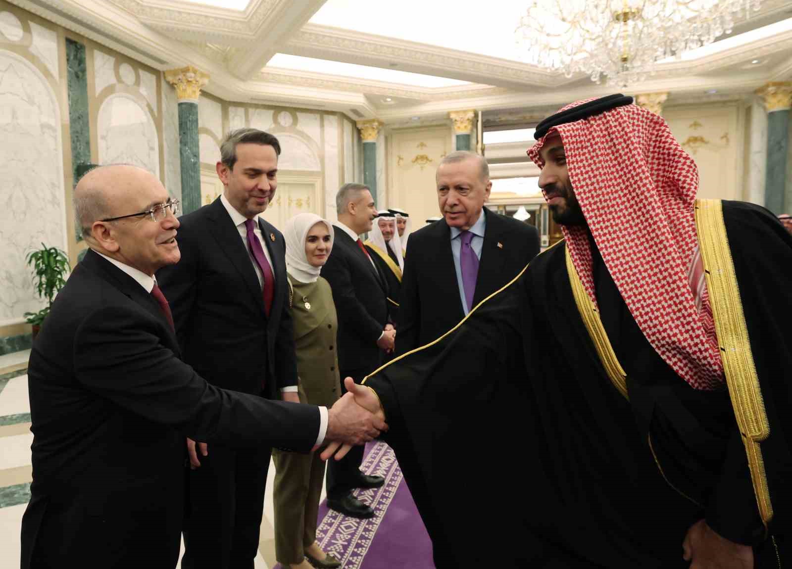 Cumhurbaşkanı Erdoğan, Suudi Arabistan’da resmi törenle karşılandı
