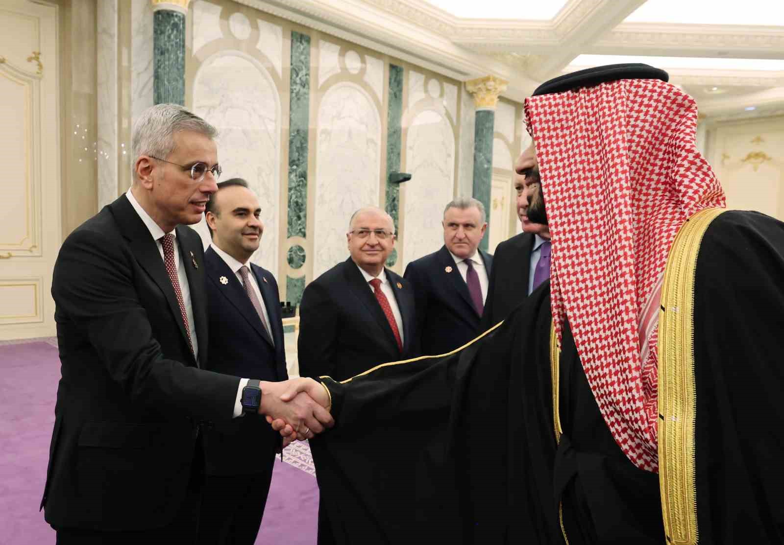 Cumhurbaşkanı Erdoğan, Suudi Arabistan’da resmi törenle karşılandı
