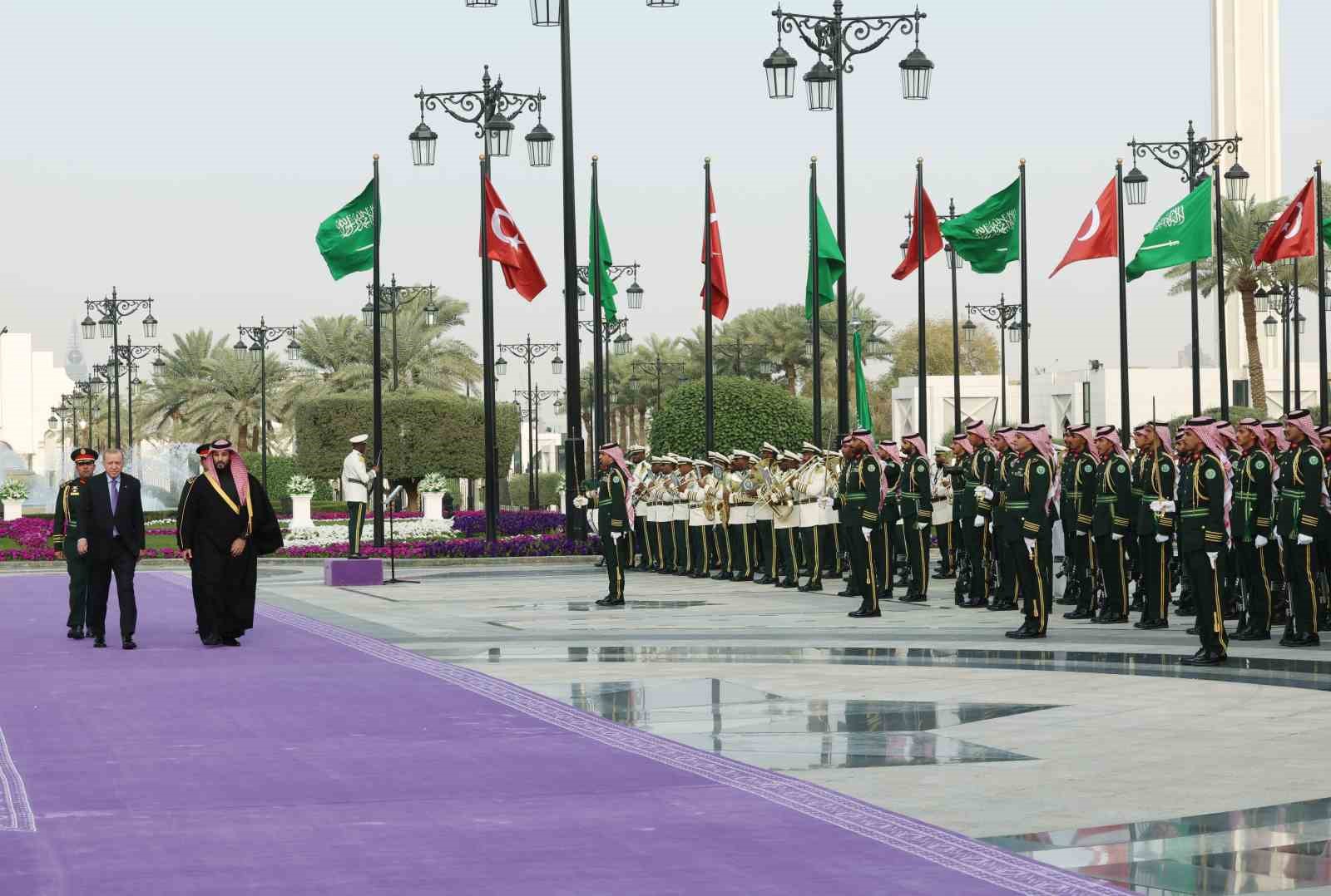 Cumhurbaşkanı Erdoğan, Suudi Arabistan’da resmi törenle karşılandı

