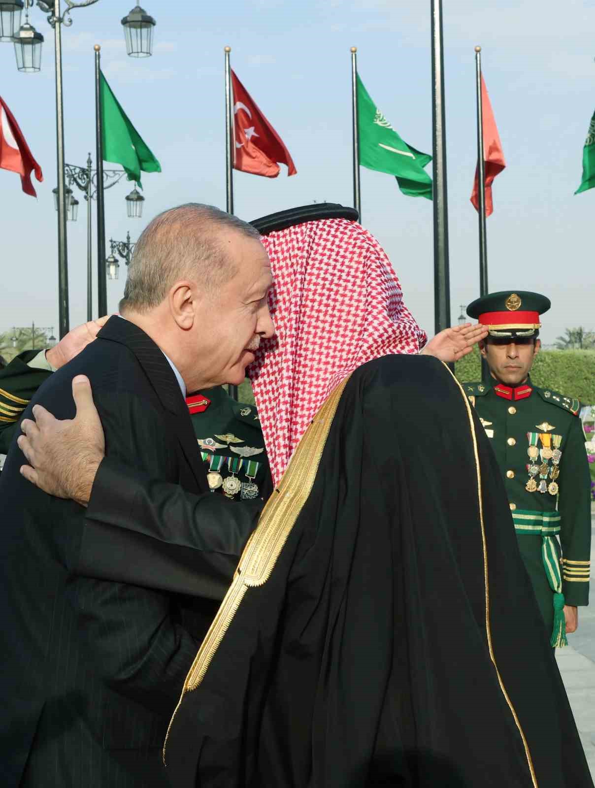 Cumhurbaşkanı Erdoğan, Suudi Arabistan’da resmi törenle karşılandı
