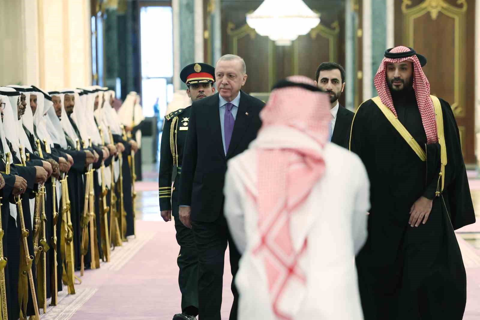 Cumhurbaşkanı Erdoğan, Suudi Arabistan’da resmi törenle karşılandı
