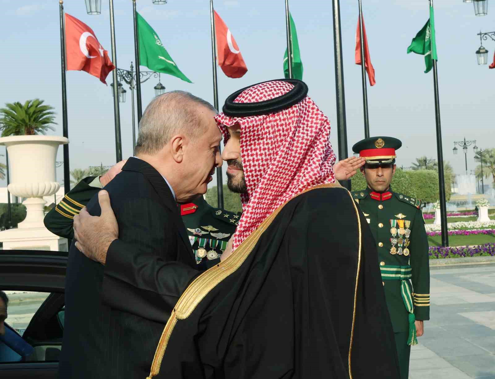 Cumhurbaşkanı Erdoğan, Suudi Arabistan’da resmi törenle karşılandı

