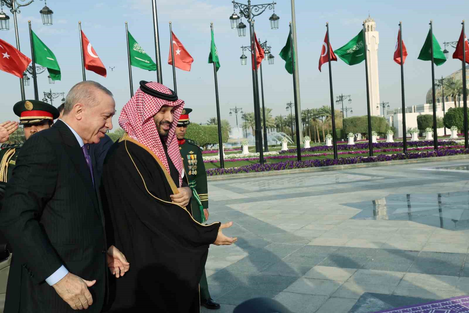 Cumhurbaşkanı Erdoğan, Suudi Arabistan’da resmi törenle karşılandı
