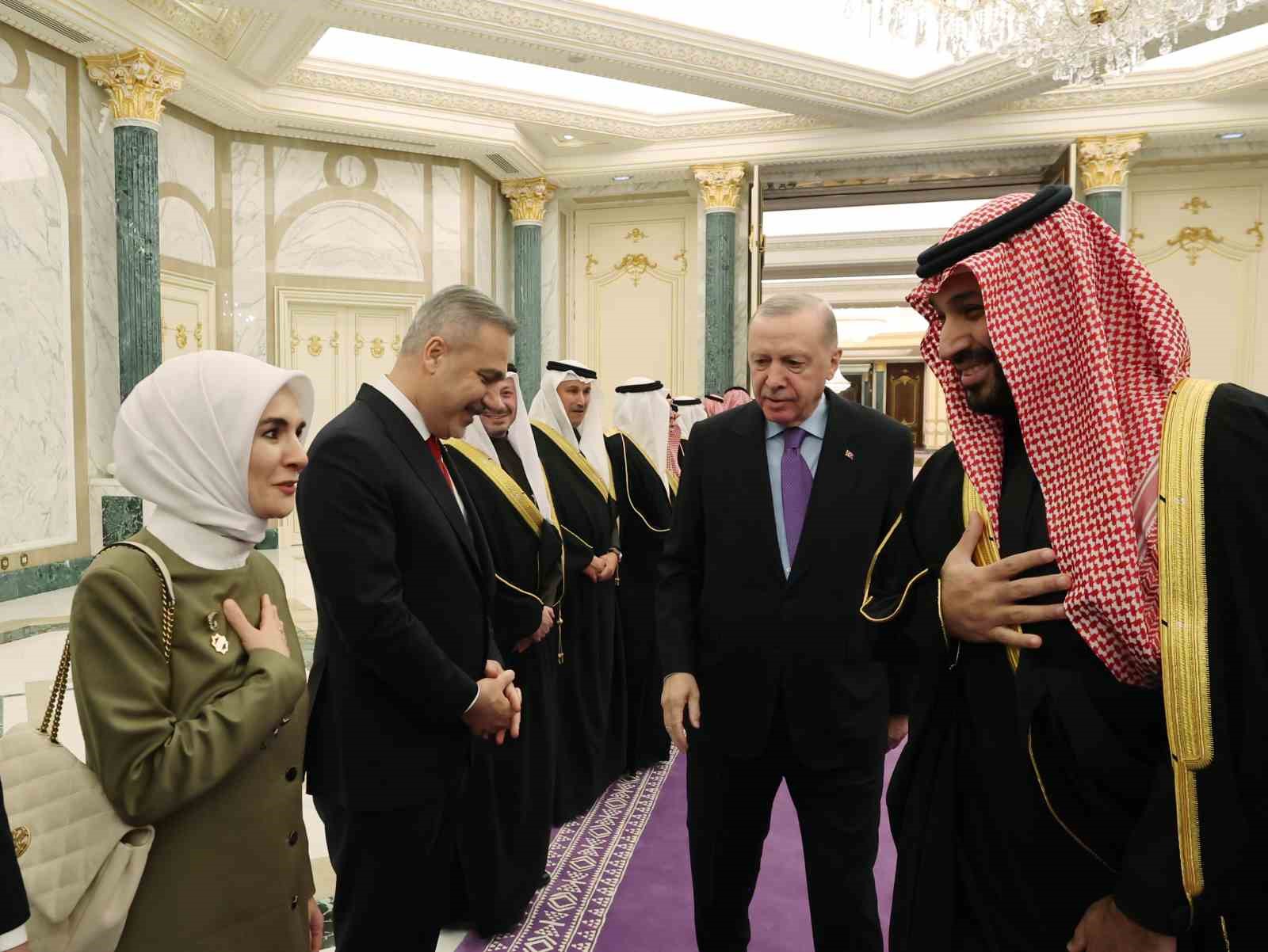 Cumhurbaşkanı Erdoğan, Suudi Arabistan’da resmi törenle karşılandı
