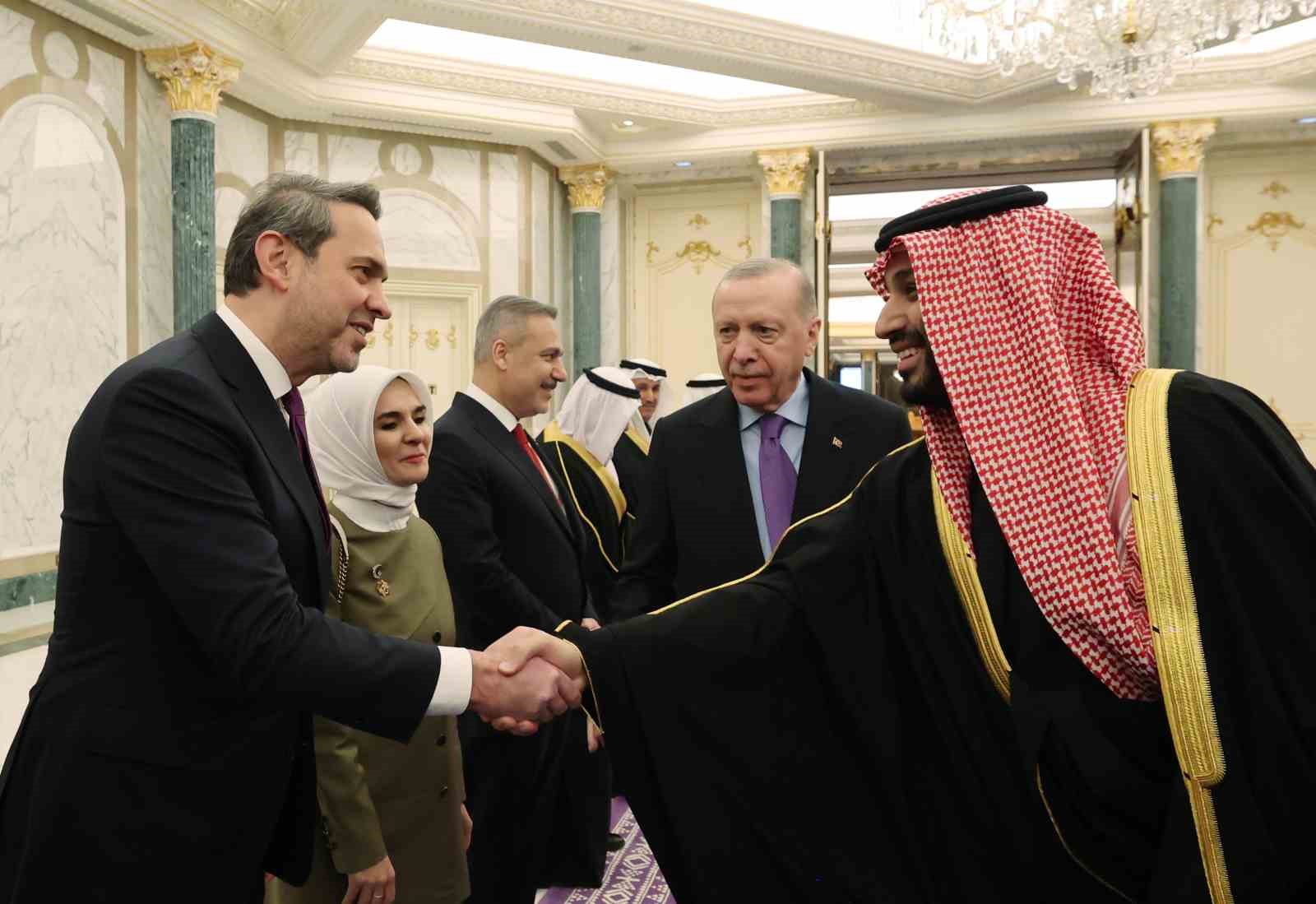 Cumhurbaşkanı Erdoğan, Suudi Arabistan’da resmi törenle karşılandı
