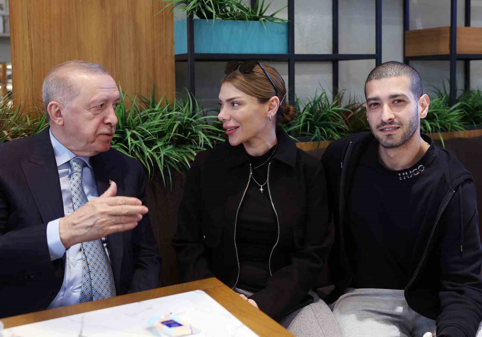 Cumhurbaşkanı Erdoğan, vatandaşlarla kafede sohbet etti
