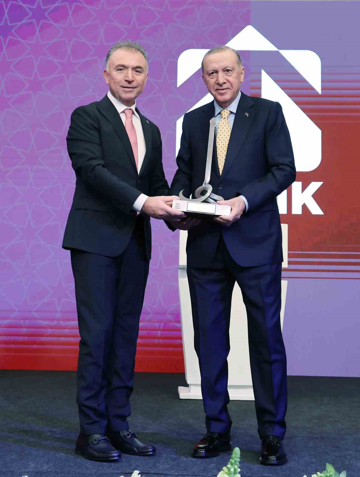 Cumhurbaşkanı Erdoğan: "Yeniden şekillenen dünya düzeninde kutup başlarından birisi inşallah Türkiye’miz olacak"
Cumhurbaşkanı Erdoğan: "Yeniden şekillenen dünya düzeninde kutup başlarından birisi inşallah Türkiye’miz olacak"