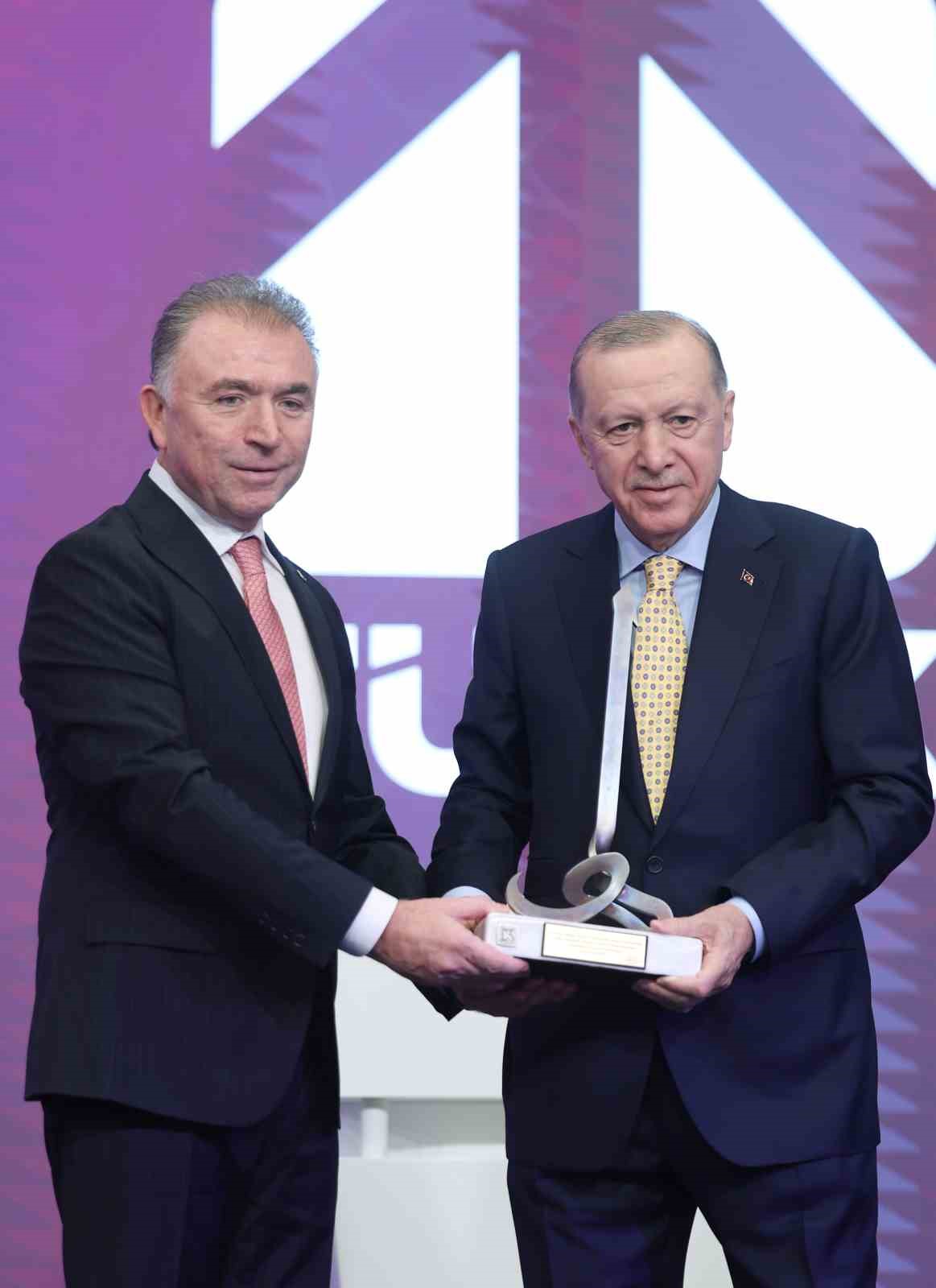 Cumhurbaşkanı Erdoğan: "Yeniden şekillenen dünya düzeninde kutup başlarından birisi inşallah Türkiye’miz olacak"
Cumhurbaşkanı Erdoğan: "Yeniden şekillenen dünya düzeninde kutup başlarından birisi inşallah Türkiye’miz olacak"