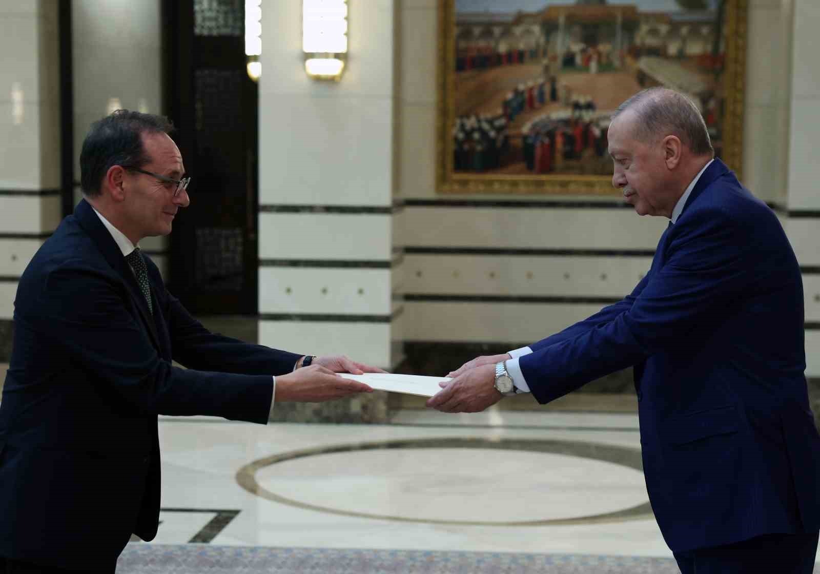 Cumhurbaşkanı Erdoğan’a 3 ülkenin büyükelçisinden güven mektubu
